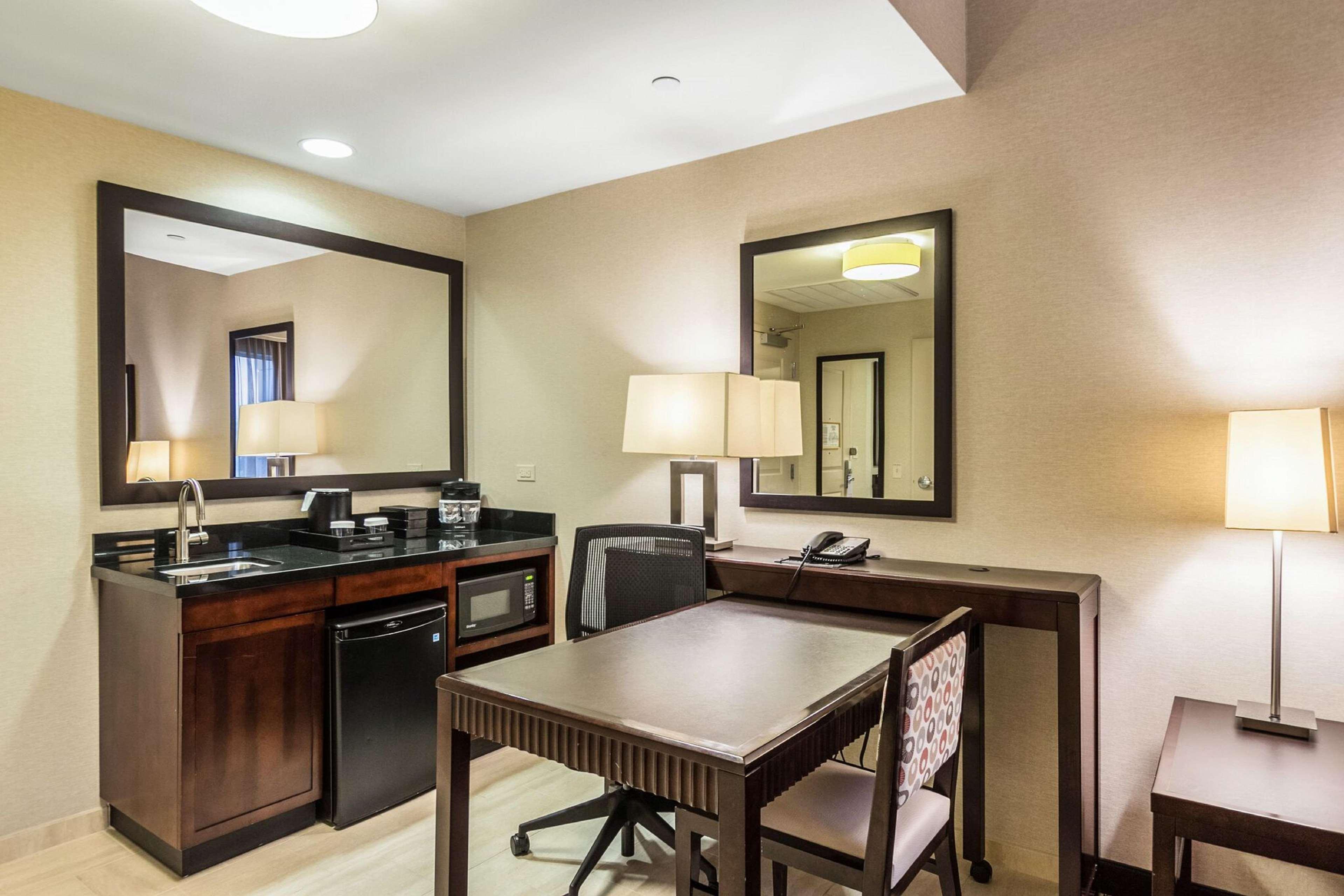 Embassy Suites By Hilton Newark Airport Elizabeth Exterior foto